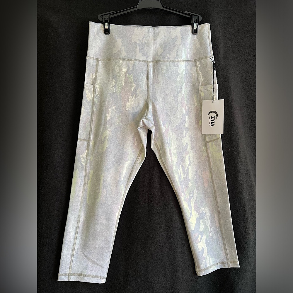 Zyia Silver Camo metallic Pocket Light n Tight Hi-Rise Capris 20” (Sz 8-10)